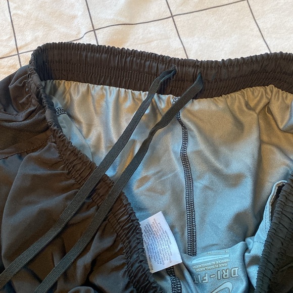 Nike running shorts women with attached shorts - Picture 11 of 11